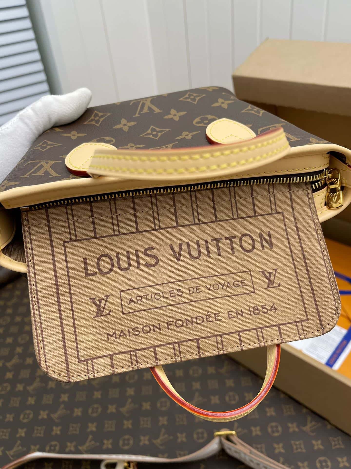 LV Neverfull MM Monogram Canvas Tote Shoulder Bag with Leather Trim and Pouch