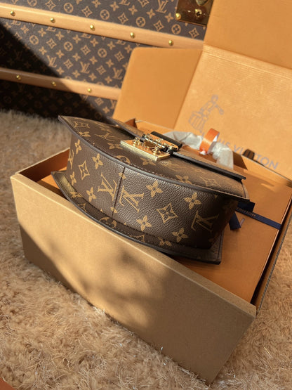 LV Pochette Metis Monogram Reverse Canvas Handle Crossbody Bag with Leather Trim and Shoulder Strap (24 x 18 x 7) cm