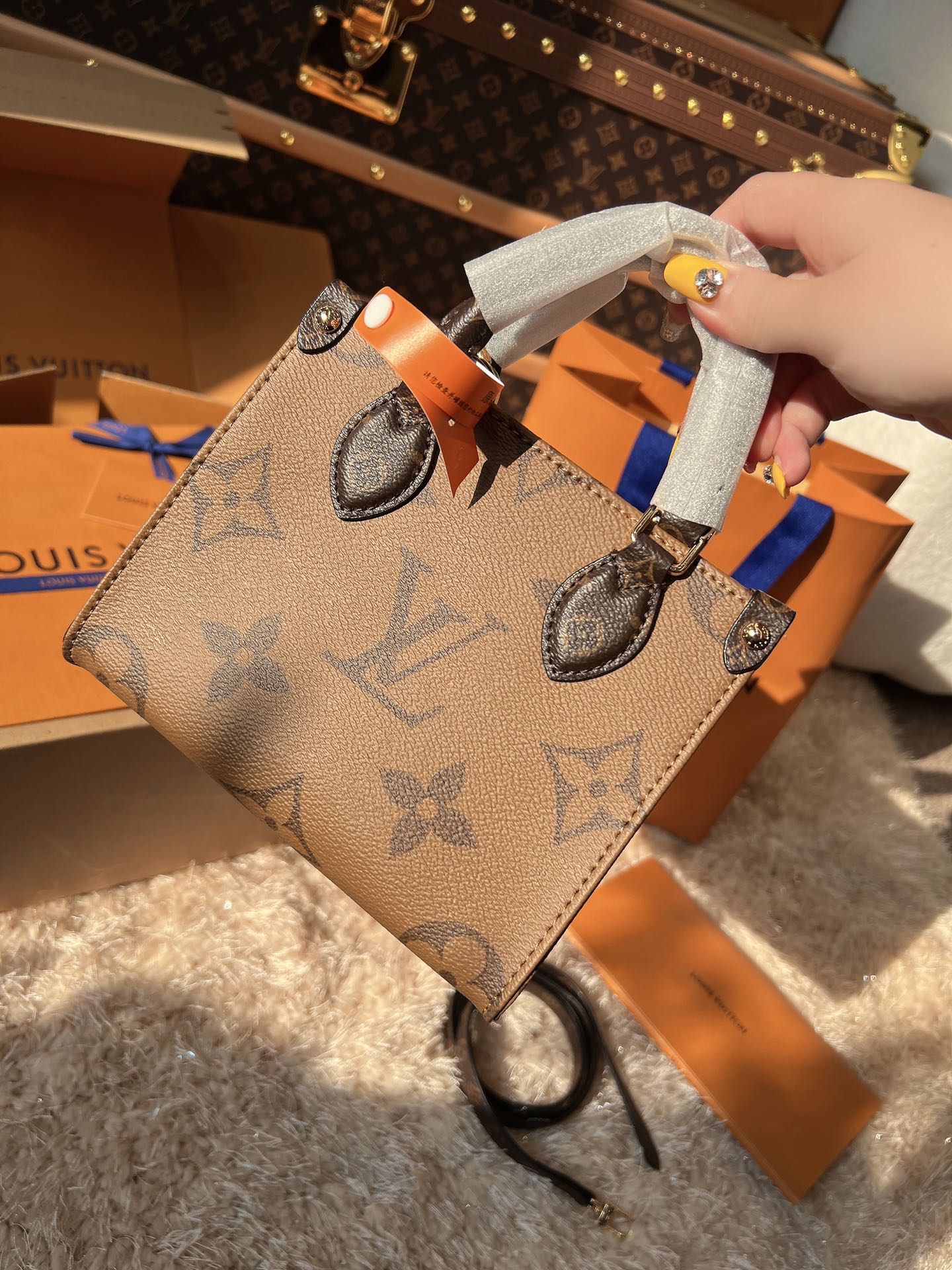 LV OnTheGo PM Monogram Reverse Canvas Tote Handle Bag with Leather Trim and Shoulder Strap (18 x 15 x 8.5) cm