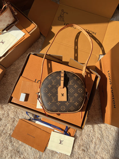 LV Boite Chapeau Souple Monogram Canvas Round Hat Box Bag with Top Handle (20 x 22.5 x 18) cm